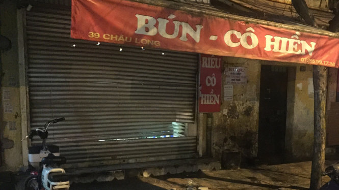 Quán ăn trên phố Châu Long bị nhóm thanh niên dùng gạch đập thủng cửa cuốn - Ảnh: Thân Hoàng