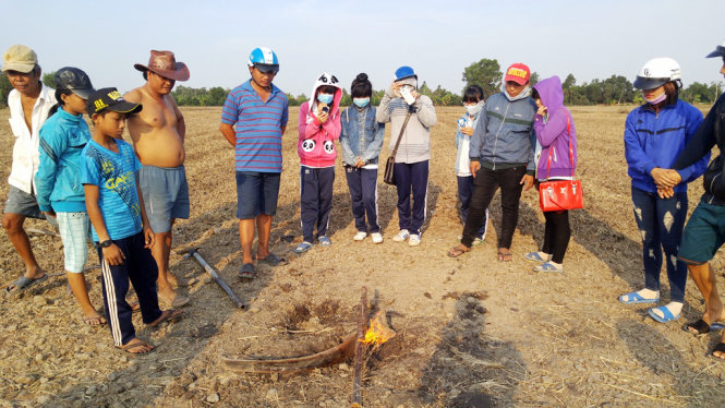 người từ xa vẫn ùn kéo nhau về cánh ruộng của chị Ngô Thị Thủy xem lửa tự bốc cháy liên tục giữa ruộng