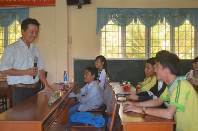 Một tiết dạy văn của thầy Thế (đứng) có mặt nhân vật thật - anh Lê Thanh Hoàng (người ngồi bàn đầu) - Ảnh: Minh Tâm