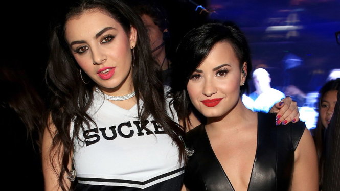Demi Lovato (phải) và Charli XCX - Ảnh: Twitter của Demi Lovato