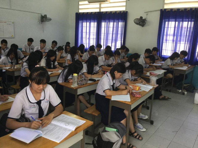 Các bạn học sinh 12, trường THPT Võ Thị Sáu (TP.HCM) đang ôn tập sáng 5-4, chuẩn bị cho kì thi sắp tới - Ảnh: TÂM AN