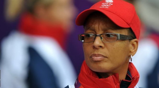 HLV Hope Powell khi còn dẫn dắt tuyển nữ Anh - Ảnh: Getty Images
