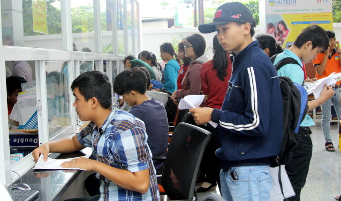 Thí sinh nộp hồ sơ xét tuyển vào Trường ĐH Công nghệ TP.HCM năm 2015 - Ảnh: M.G.