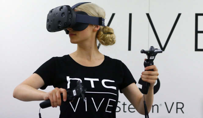 Trình diễn sử dụng HTC Vive - Ảnh: IBTimes