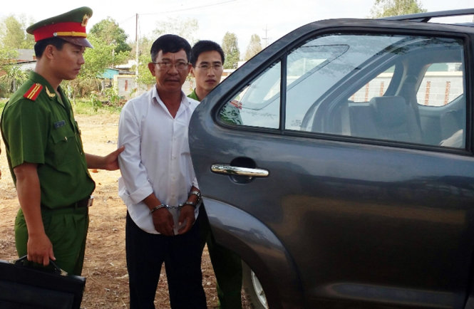 Lực lượng công an bắt giữ ông Ngô Văn Phong - Ảnh: TH.TRÍ