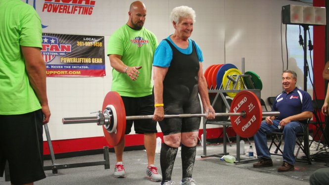 Tập gym đều đặn mỗi tuần khiến bà Shirley Webb có cuộc sống khỏe mạnh và vui vẻ hơn. Thậm chí, thành tích nâng tạ của bà còn làm cho nhiều thanh niên phải ngưỡng mộ