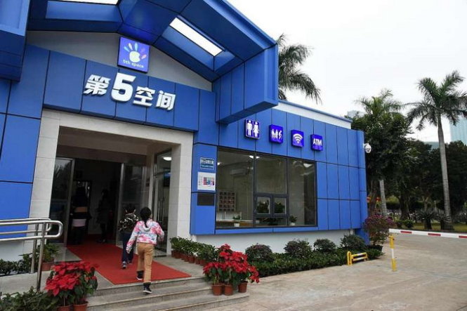 Một nhà vệ sinh công cộng có trang bị Internet không dây và máy rút tiền ở tỉnh Hải Nam của Trung Quốc - Ảnh:Straits Times