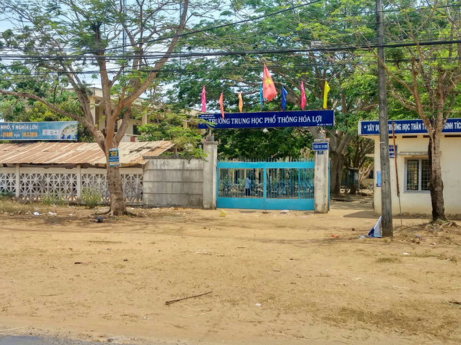 Trước cổng trường THPT Hòa Lợi nơi xảy ra vụ việc - Ảnh: Công Sỹ