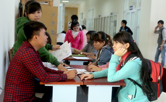 Thí sinh nộp hồ sơ xét tuyển ĐH năm 2015. Ảnh: TTO