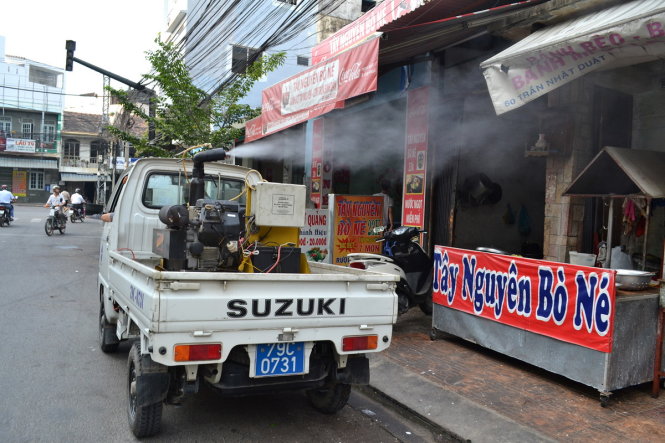 Xe phun hóa chất diệt muỗi trên đường phố P.Phước Tiến - Ảnh: DUY THANH