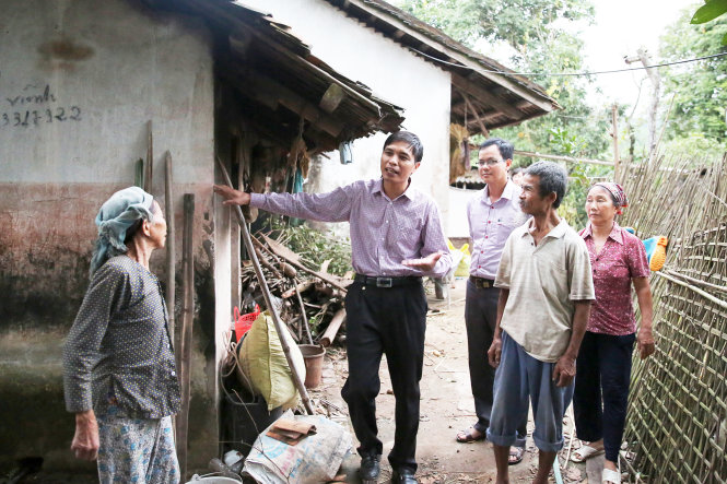 Bí thư - Chủ tịch UBND huyện Tiên Yên Vũ Văn Diện (nay là phó chủ tịch UBND tỉnh Quảng Ninh) thăm và hỗ trợ gia đình ông Nông Văn Lắng (thôn Đồng Tâm) xây nhà chống lũ hồi tháng 11-2015 - Ảnh: Hùng Sơn