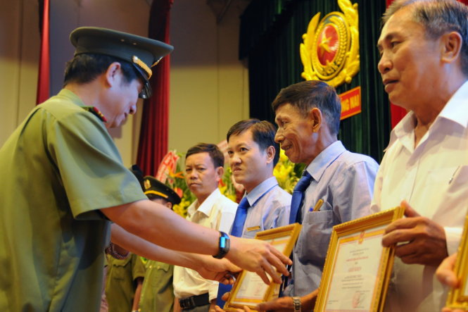 Đại tá Huỳnh Tiến Mạnh - giám đốc Công an tỉnh Đồng Nai trao giấy khen cho tập thể, cá nhân có thành tích trong 5 năm hoạt động của Quỹ doanh nhân với ANTT - Ảnh: A Lộc