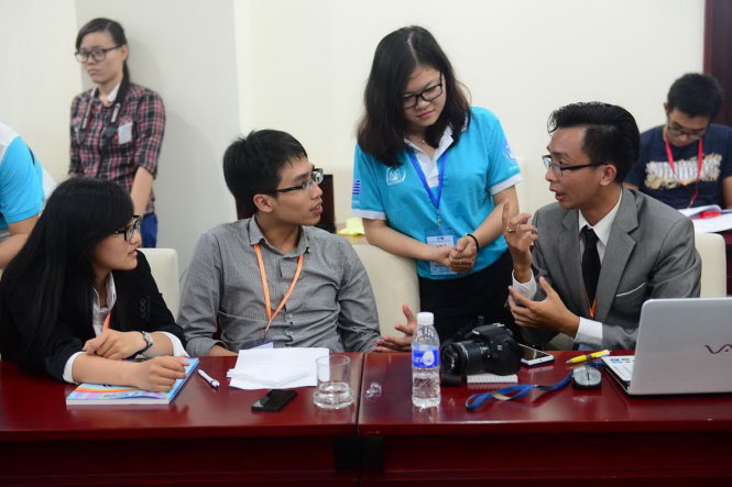 Các đại biểu trao đổi với nhau trong phiên thảo luận diễn đàn khoa học sinh viên quốc tế chiều 7-4 - Ảnh: QUANG ĐỊNH
