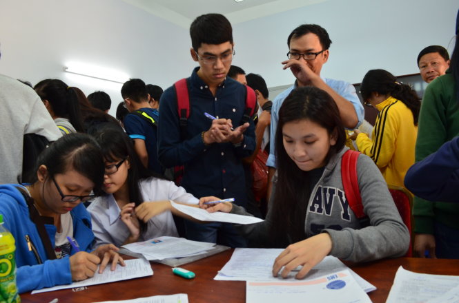 Thí sinh nộp hồ sơ đăng ký dự thi THPT quốc gia năm 2015. Ảnh: M.G