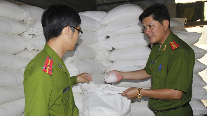 Lực lượng cảnh sát kinh tế đang kiểm tra số đường không rõ nguồn gốc - Ảnh: Đức Huy