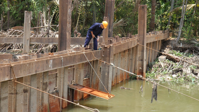 Kênh Sáu Ầu-Xoài Hột đã được đắp đập tạm ngăn nước mặn từ sông Tiền xâm nhập vào bên trong. UBND tỉnh Tiền Giang đã giao công an bảo vệ an toàn nguồn nước trên kênh này - Ảnh: V.TR.