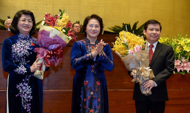 Chủ tịch Quốc hội Nguyễn Thị Kim Ngân (giữa) tặng hoa cho Phó Chủ tịch nước Đặng Thị Ngọc Thịnh (trái) và Viện trưởng Viện Kiểm sát nhân dân tối cao Lê Minh Trí - Ảnh: Việt Dũng