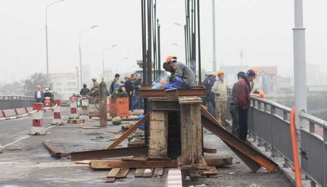 Các công nhân của công ty TNHH BOT đường 188 vẫn đang khẩn trương triển khai các phần việc để khắc phục phần dầm cầu An Thái bị hư hỏng sau vụ tàu Thành Luân 28 đâm phải - Ảnh: Tiến Thắng