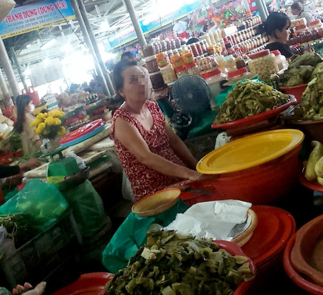 Tại chợ Đống Đa (Đà Nẵng), các tiểu thương cho biết họ tự làm dưa muối để bán chứ không dám nhập từ các chợ về nữa - Ảnh: Đoàn Cường
