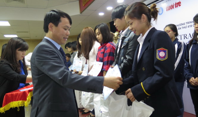 Ông Hồ Thanh Vinh - Phó trưởng Văn Phòng báo Tuổi Trẻ đại diện tại miền Bắc trao học bổng cho sinh viên là con cán bộ, chiến sĩ các lực lượng chủ lực trong nhiệm vụ gìn giữ hòa bình quốc gia - Ảnh: Quang Thế