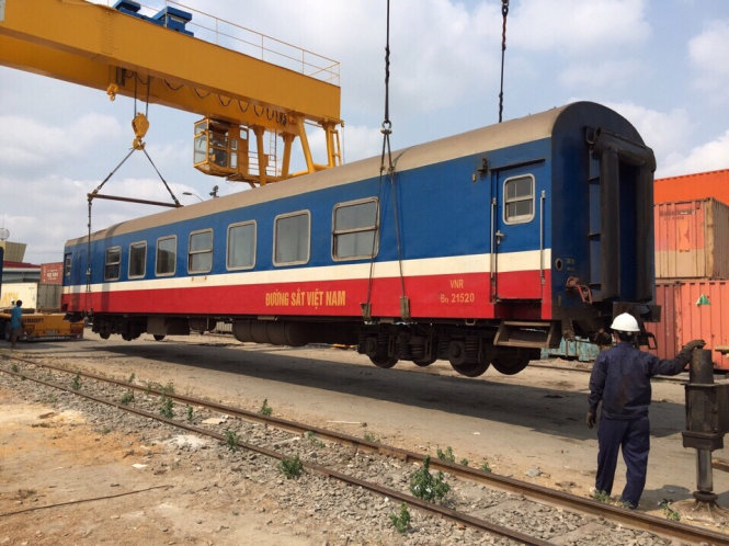 Xe cẩu đang dỡ các toa tàu xuống ga Trảng Bom - Ảnh: A Lộc