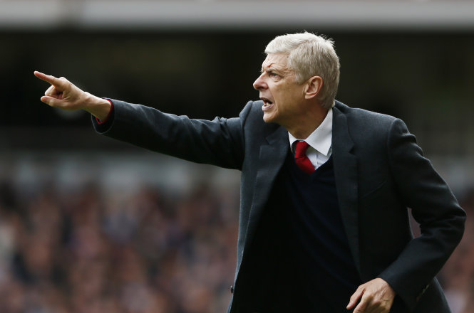 HLV Wenger trong trận Arsenal hòa West Ham 3-3. Ảnh: Reuters
