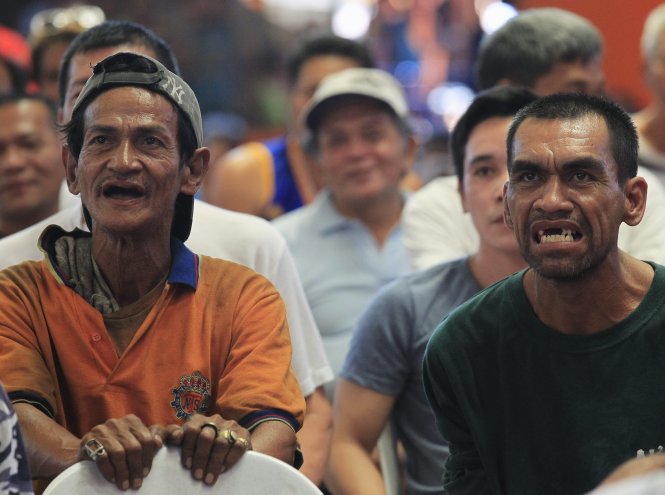 Người dân Philippines xem Pacquiao thi đấu tại Manila. Ảnh: Reuters