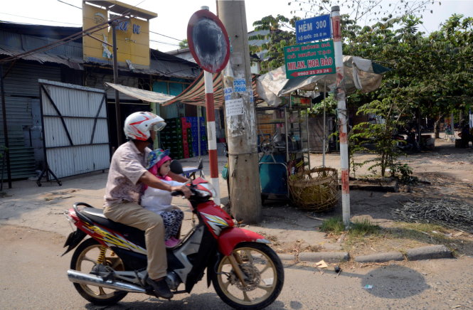 Biển báo giao thông bị bôi xóa bằng sơn đen. Hiện nay, biển báo này đã được thay mới - Ảnh: Lê Phan