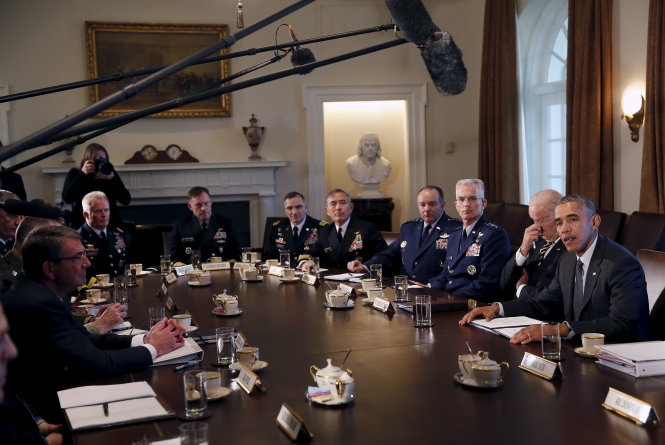 Tổng thống Mỹ Obama (phải) và Bộ trưởng Quốc phòng Ashton Carter (trái) cùng các tướng tư lệnh trong cuộc họp tại Nhà Trắng ngày 5-4 - Ảnh: Reuters