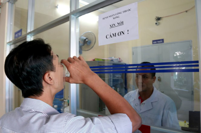 Người nghiện uống methadone điều trị tại Trung tâm Tư vấn và cai nghiện TP.HCM - Ảnh: Tiến Long
