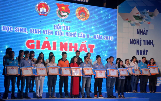 Các học sinh, sinh viên đoạt giải nhất tại Hội thi học sinh, sinh viên giỏi nghề năm 2016 - Ảnh: Quang Phương
