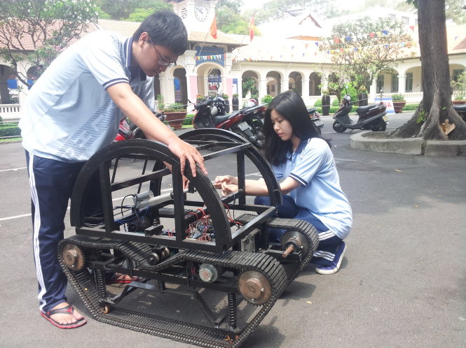 Hoàng Ngân và Thanh Trúc bên xe của mình - Ảnh: Huy Hoàng