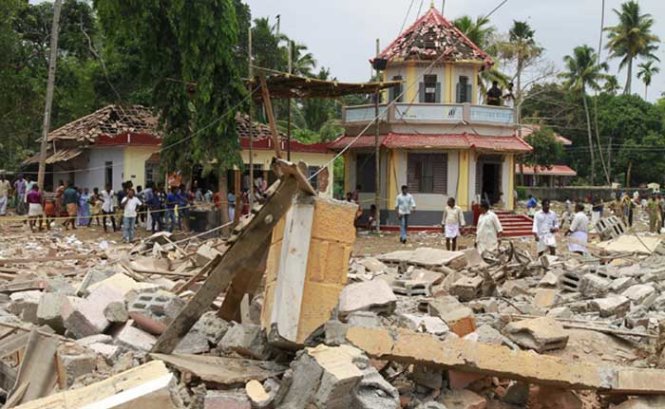 Quang cảnh hỗn độn tại hiện trường vụ cháy nổ Ảnh: Reuters