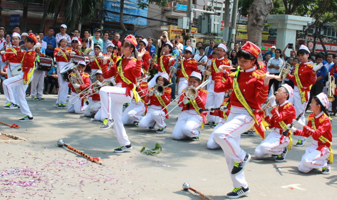Nhiều khán giả chờ đến những phút cuối cùng để theo dõi phần biểu diễn của đội kèn trống Võ Thành Trang - Ảnh: Q.L.