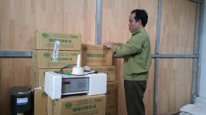 Đoàn kiểm tra niêm phong các dụng cụ sang chiết, đóng gói phân vi sinh - Ảnh: Thúy Hằng