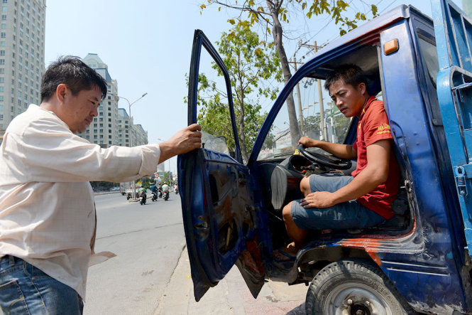Nhiều người dân đang mưu sinh bằng loại xe “thí điểm” này Ảnh: H.KHOA