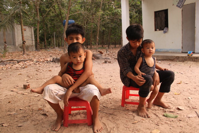 Anh em Châu Mách, Châu Gia Pha nghỉ học ở nhà trông em vì trường quá cách xa nhà - Ảnh: Tuyết Mai