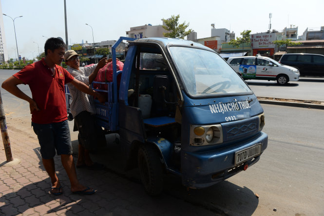 Xe thí điểm chờ khách đến thuê chở hàng trên đường Nguyễn Hữu Cảnh, Q.Bình Thạnh, TP.HCM - Ảnh: Hữu Khoa