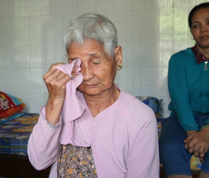 Mẹ liệt sĩ Võ Đình Tuấn bùi ngùi khi nhắc lại chuyện về người con đã hi sinh ở đảo Gạc Ma - Trường Sa hơn 28 năm trước- Ảnh: Phan Sông Ngân