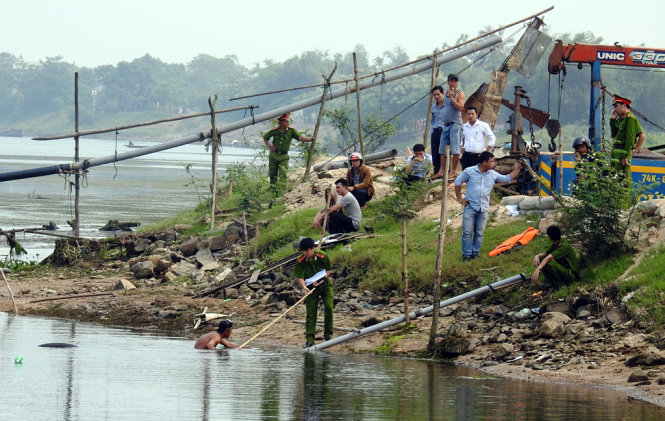 Công an huyện Triệu Phong đang thực hiện việc khám nghiệm hiện trường nơi xảy ra vụ việc - Ảnh: H.T