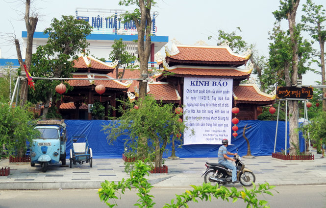 Ngôi nhà gỗ “khủng” - nhà hàng Tuy Hòa Xưa treo biển ngưng hoạt động ngày 12-4 - Ảnh: ĐỨC TUẤN