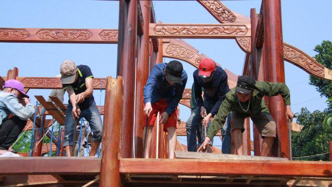 Việc tháo dỡ căn nhà gỗ phải thuê nguyên đội thợ từ miền Bắc vào làm để tránh thiệt hại - Ảnh: Hữu Khá