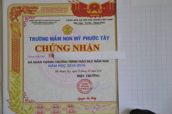 Một trường hợp được cấp giấy chứng nhận hoàn thành chương trình giáo dục mầm non của Trường Mỹ Phước Tây - Ảnh: T.T.