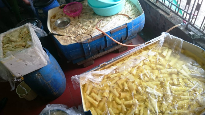 Măng tưới chế biến tại nhà ông Lợi - Ảnh: Minh Đăng