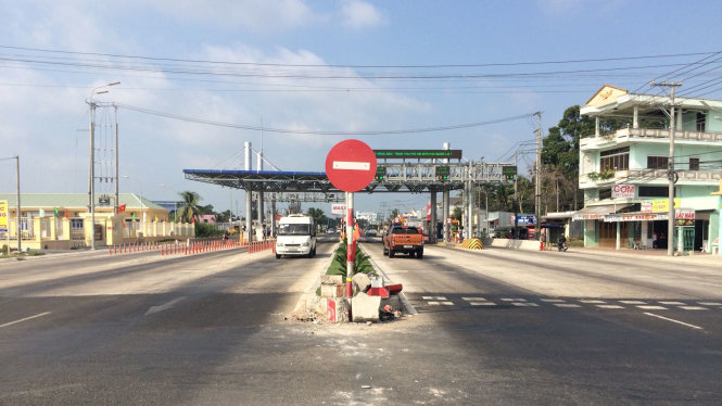 Đoạn dải phân cách trước trạm thu phí mà người dân tháo dỡ - Ảnh: Lê Dân