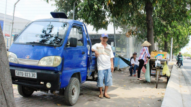 Ông Nguyễn Văn Cường bên xe thí điểm mưu sinh - Ảnh: Sơn Bình