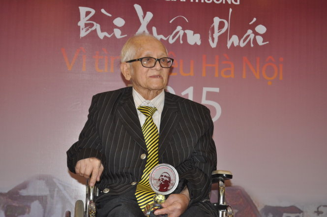 Nhà nghiên cứu văn hoá Giang Quân tại lễ nhận giải Giải thưởng lớn - Vì tình yêu Hà Nội - Ảnh: V.V.TUÂN