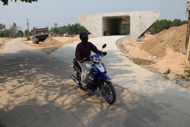 Vị trí cống chui xuyên đường cao tốc kiểu “khuỷu tay” trên đường ĐH7 (xã Duy Trung, huyện Duy Xuyên) bị người dân phản ứng vì nguy cơ mất an toàn giao thông - Ảnh: Trường Trung
