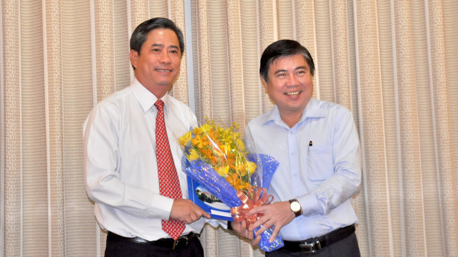 Chủ tịch UBND TP Nguyễn Thành Phong trao quyết định bổ nhiệm cán bộ cho đồng chí Đặng Nguyễn Thanh Minh - Ảnh: Mai Hương