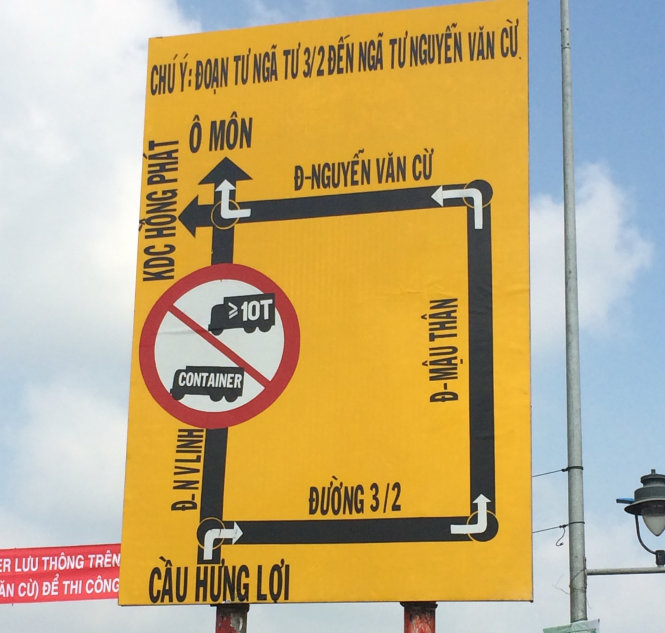 Biển cấm và hướng dẫn xe tải trên 10 tấn, xe container lưu thông qua khu vực đường Nguyễn Văn Linh hướng từ cầu Hưng Lợi (quận Ninh Kiều) - Ảnh Lê Dân